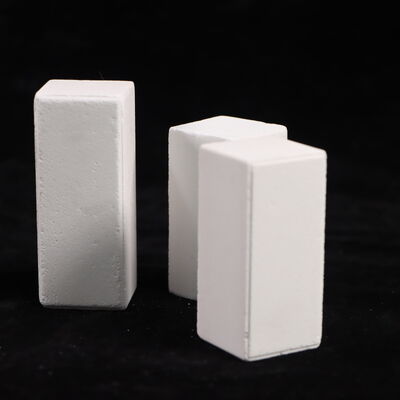 Kalte Druckfestigkeit größer als 90 MPa, Brennofenstützen aus Korund-Mullit mit einer Dichte von 2,8 g/cm³, konstruiert für den Einsatz in industriellen Ofensystemen.