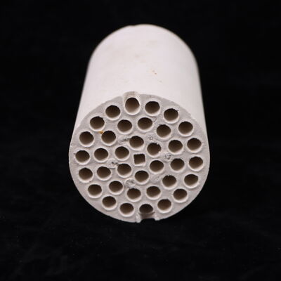 Dichte 3,75 bis 3,9 Gramm pro Kubikzentimeter Aluminiumoxid Keramik Druckfestigkeit über 3000 MPa Beugfestigkeit 200 bis 400 MPa