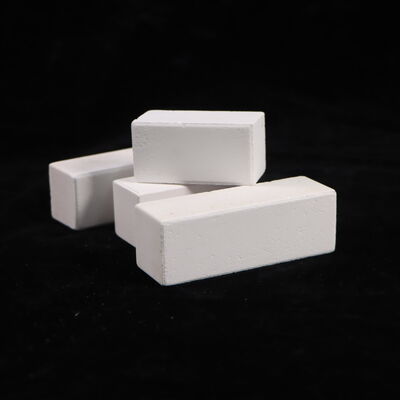 Kalte Druckfestigkeit größer als 90 MPa, Brennofenstützen aus Korund-Mullit mit einer Dichte von 2,8 g/cm³, konstruiert für den Einsatz in industriellen Ofensystemen.