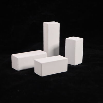 Kalte Druckfestigkeit größer als 90 MPa, Brennofenstützen aus Korund-Mullit mit einer Dichte von 2,8 g/cm³, konstruiert für den Einsatz in industriellen Ofensystemen.