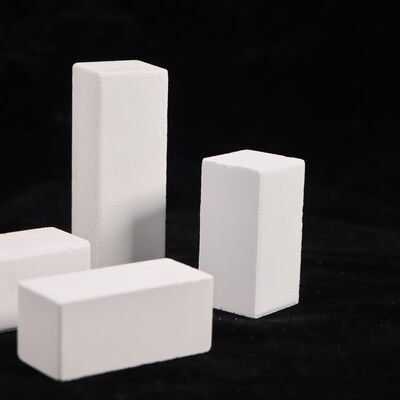 Kalte Druckfestigkeit größer als 90 MPa, Brennofenstützen aus Korund-Mullit mit einer Dichte von 2,8 g/cm³, konstruiert für den Einsatz in industriellen Ofensystemen.