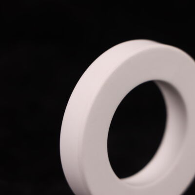 Dielektrische Konstante 96 Aluminiumoxid Keramische weiße Zusammensetzung mit einer Druckfestigkeit größer als 3000 MPa geeignet für Elektronik