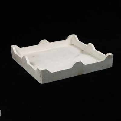 Langlebiger, feuerfester Saggar, der für hohe Stabilität während Brennzyklen in der Keramik- und Metallindustrie konzipiert wurde.