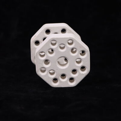 Wärmeschlagfestigkeit 250 Mullite Keramik mit einem Wärmeausdehnungskoeffizienten von 4,5 bis 5,5 × 10−6 pro Kelvin und einer Härte von 7 bis 8 Mohs