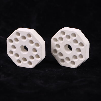 Wärmeschlagfestigkeit 250 Mullite Keramik mit einem Wärmeausdehnungskoeffizienten von 4,5 bis 5,5 × 10−6 pro Kelvin und einer Härte von 7 bis 8 Mohs