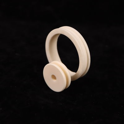 Druckfestigkeit 3000 MPa Aluminiumoxid-Keramik für hohe Dielektrizitätskonstante 9,6 Härte 9 Mohs