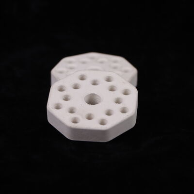 Wärmeschlagfestigkeit 250 Mullite Keramik mit einem Wärmeausdehnungskoeffizienten von 4,5 bis 5,5 × 10−6 pro Kelvin und einer Härte von 7 bis 8 Mohs